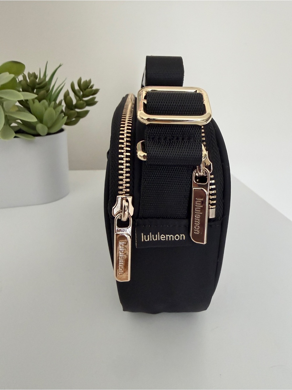 Lululemon Crossbody Camera Bag 2L *logo Black/Gold - Picture 7 of 9